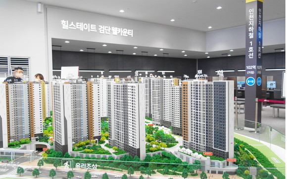 힐스테이트 검단 웰카운티 중앙 홀에는 단지 모형도가 배치됐다. ⓒ 프라임경제