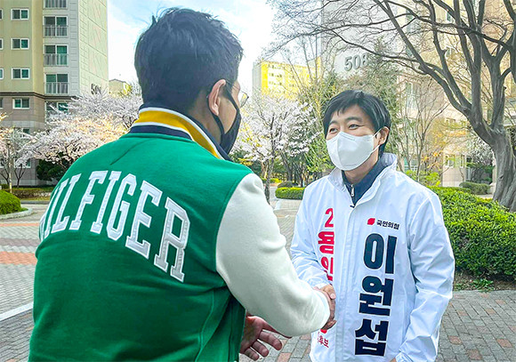 지난 30일 용인시청에서 용인시장에 출마하겠다는 뜻을 밝혔다. ⓒ 이원섭 용인시장 예비후보
