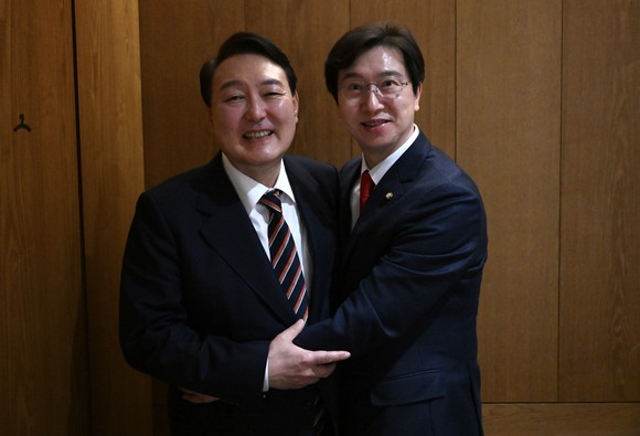 윤석열 대통령 당선인과 강민국 의원이 새 정부의 뜻을 확인하고 다정한 포즈를 취하고 있다. ⓒ 프라임경제