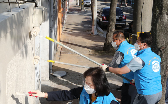 문금주 전라남도 행정부지사가 12일 오후 여수시 문수동에서 열린 우리동네 복지기동대 현장 활동에 참석, 외벽페인트 도색작업에 함께 동참하며 코로나로 인한 어려운 도민들에게 힘이 되고 ‘따뜻한 전남공동체’를 실현하기 위해 앞장서고 있다. ⓒ 전라남도