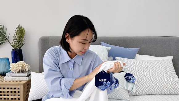 코오롱인더스트리 직원이 프리미엄 침구 브랜드 '코지네스트' 일산점에서 '포르페' 소재 제품을 선보이고 있다. ⓒ 코오롱인더스트리