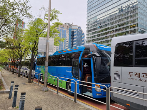 전국25개 농어민 단체 소속 농어민들이 상경하면서 타고 온 전세버스들이 여의도 광장에 주차돼 있다.=김상준 기자