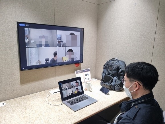 한 직원이 소규모 비대면 회의 맞춤 공간인 스피어팟에서 화상회의를 진행하고 있다.=이인애 기자