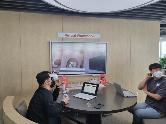 HMD 오큘러스 퀘스트를 쓰고 가상공간에서 비대면 회의를 진행하고 있다.=이인애 기자