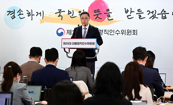 김재현 인수위 부대변인이 15일 스포츠혁신위원회 권고안을 전면 재검토하겠다고 발표했다. ⓒ 연합뉴스