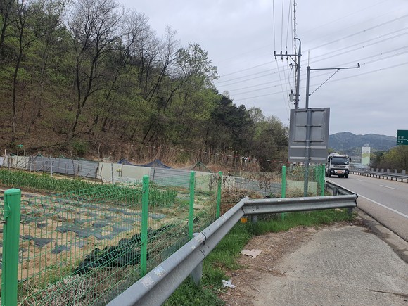 국민의힘 칠곡군수 이상곤 예비후보가 도로개통으로 인한 급경사면의 절개지를 농지로 활용하는 방안에 대한 정책을 제시했다. ⓒ 프라임경제
