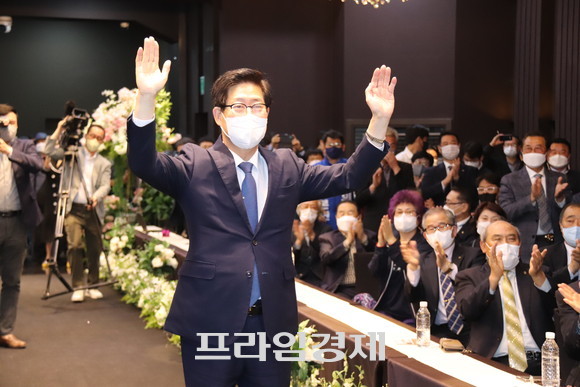 양승조 충남지사가 지난 18일 충남도지사 경선 선거대책위원회 출정식에서 입장하고 있다. ⓒ 프라임경제