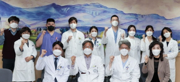 경희의료원이 의료질 및 환자안전 향상을 위해 다빈도 협진 시행질환 중 하나인 '자발성 뇌출혈'의 표준임상경로를 개발, 유효성 및 경제성·환자 만족도 평가를 위한 통합의료 임상연구에 돌입한다. © 경희의료원