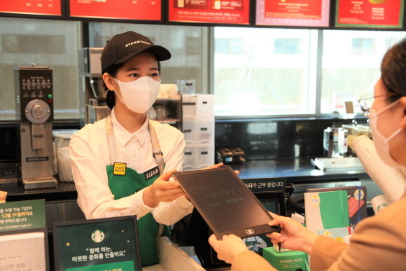 스타벅스 서울대치과병원점에서 근무중인 청각장애인 최예나 점장. © 스타벅스 코리아