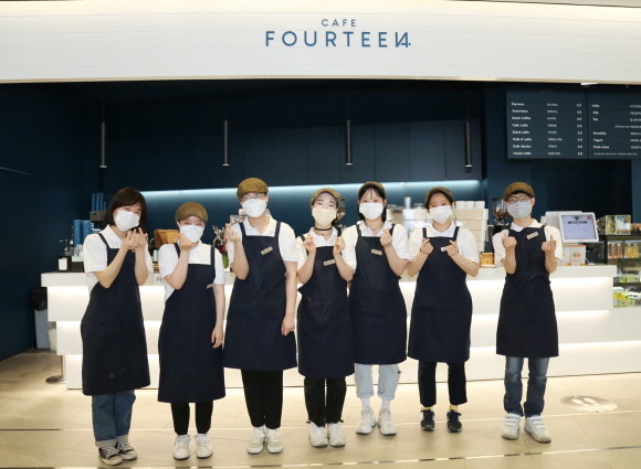 애경산업의 자회사형 장애인표준사업장 '모두락(樂) 애경산업'이 운영하는 '카페 포틴'(Café Fourteen)에서 근무하고 있는 바리스타 직원들. © 애경산업