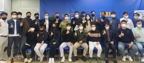 19일 광산구체육회 소속 태권도·농구·배드민턴 등 생활체육 동호인 50여 명이, 최치현 광산구청장 예비후보 선거사무소에 방문해 지지를 선언했다. ⓒ 프라임경제