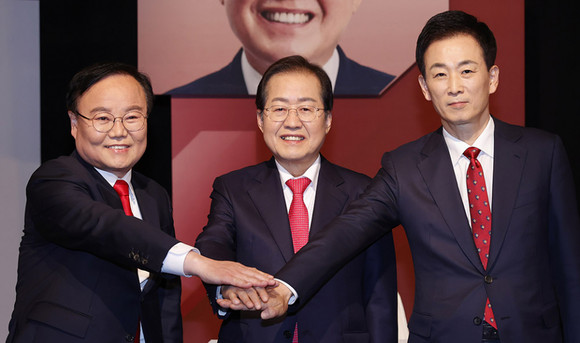 19일 대구방송(TBC)에서 열린 '제8회 전국동시지방선거 국민의힘 대구시장 토론회'에서 (왼쪽부터)김재원, 홍준표, 유영하 예비후보가 기념촬영을 하고 있다. ⓒ 프라임경제