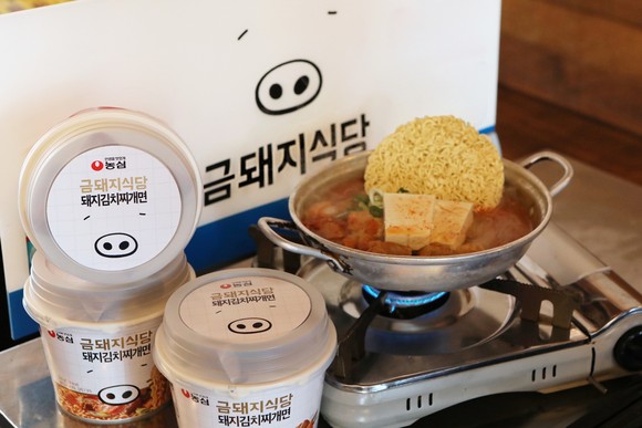 농심에서 유명 맛집 금돼지식당과 손잡고 출시한 '금돼지식당 돼지김치찌개면' ⓒ 농심