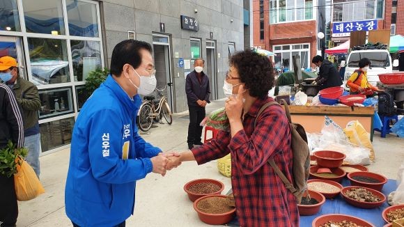 신우철 완도군수 예비후보가 21일 지역민을 만나 지지를 당부하고 있다. ⓒ 신우철 완도군수 예비후보 선대본부