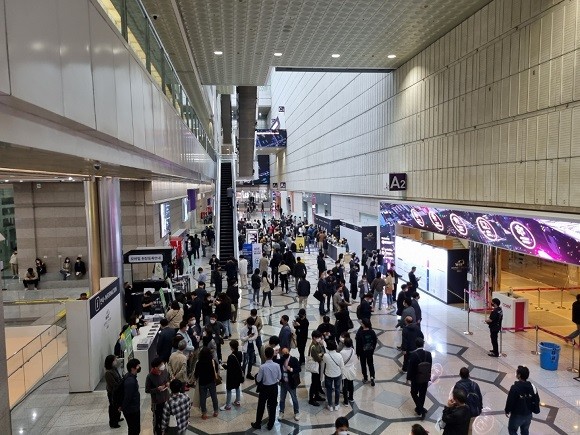 월드 IT쇼 2022 행사가 열린 코엑스에 관람객이 붐볐다. = 이인애 기자