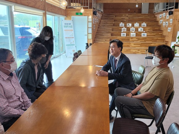 오누이친환경마을협동조합을 찾은 김 후보가 청년농부, 조합 관계자들과 함께 이야기를 나누고 있다. ⓒ 후보사무실