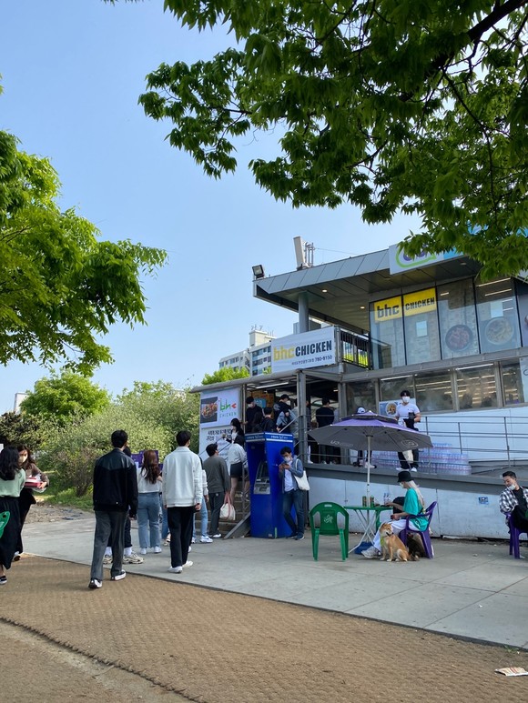24일 서울 여의도 한강시민공원에 방문한 시민들이 편의점에 들어가기 위해 줄을 서서 기다리고 있다.=윤수현 기자
