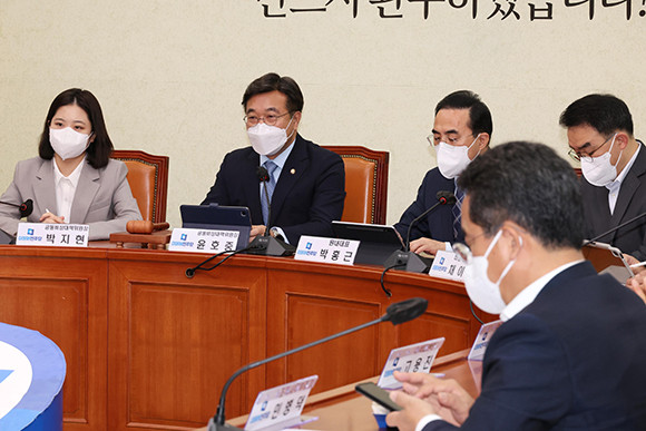 더불어민주당 측은 25일 비대위원회 회의를 열어 합의안 파기 관련 비판의 목소리를 냈다. ⓒ 연합뉴스