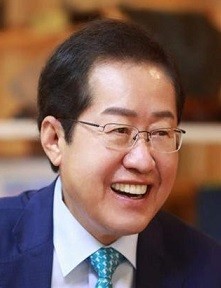 국민의힘 대구시장 후보로 선출된 홍준표 의원이 26일, 박병석 국회의장에게 국회의원 사퇴서를 제출했다. ⓒ 프라임경제