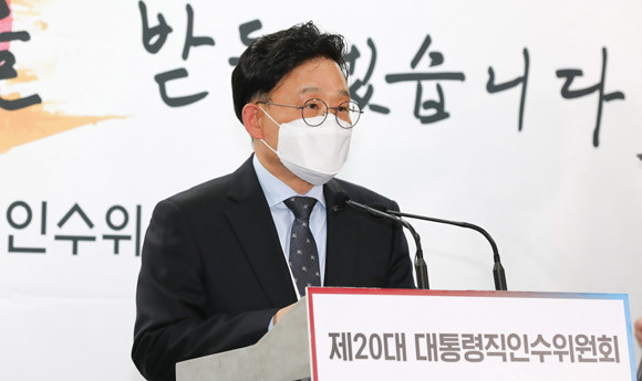 원일희 인수위 수석부대변인은 26일 북한 열병식과 관련해 인수위 입장문을 발표했다. ⓒ 연합뉴스