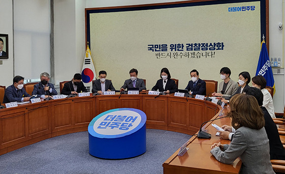 더불어민주당은 27일 비상대책위원회의에서 검수완박법을 처리하겠다는 입장을 강조했다. = 박성현 기자