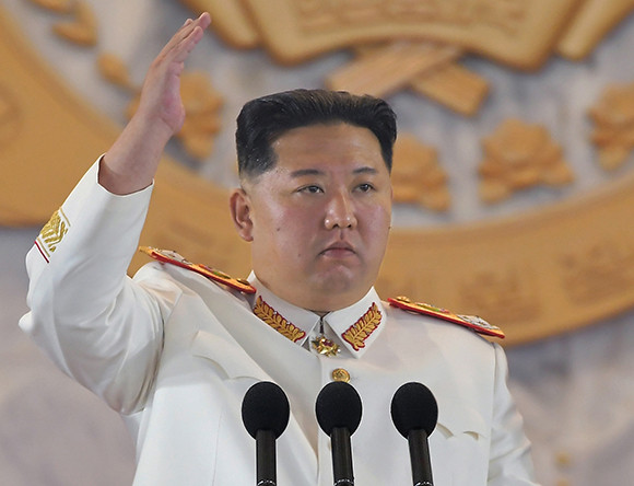 지난 25일 김정은 북한 국무위원장이 북한 인민군 창설 90주년 기념 열병식에서 흰 원수복을 입고 연설했다. ⓒ 연합뉴스