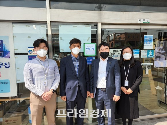 윤두칠 ㈜두산종합목재 대표이사와 한국법무보호복지공단 경남서부지소가 후원기업 1호 협약을 체고 하고 현판식을 하고 있다. ⓒ 프라임경제