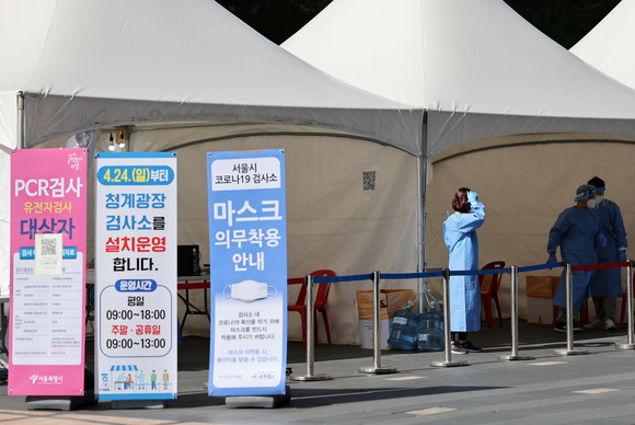 코로나19 신규 확진자 수가 5만명대 후반을 기록하며 감소세를 그리고 있다. ⓒ 연합뉴스