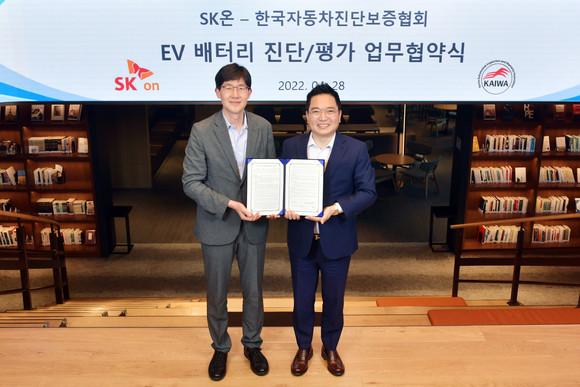 SK온이 28일 서울 종로구 SK서린빌딩에서 한국자동차진단보증협회와 중고 전기차 배터리 성능과 잔존가치를 평가할 수 있는 기준을 마련하는데 협력키로하는 업무협약을 맺었다. SK온 정우성 이모빌리티사업부장(왼쪽)과 한국자동차진단보증협회 정욱 회장(오른쪽)이 기념 촬영을 하고 있다. ⓒ SK온