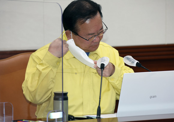 정부가 오는 29일 열리는 중앙재난안전대책본부 회의에서 야외 마스크 의무 해제 방침을 발표할 계획이다.ⓒ 연합뉴스