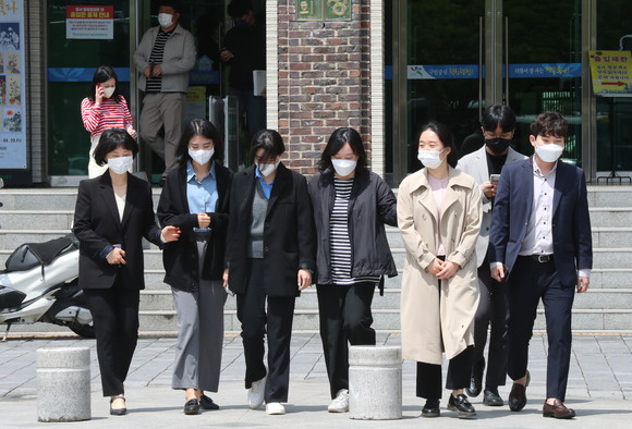 정부가 오는 5월2일부터 실외 마스크 착용 의무화를 해제한 가운데 미용기기 관련 종목들에 대한 기대감도 커지고 있다. ⓒ 연합뉴스