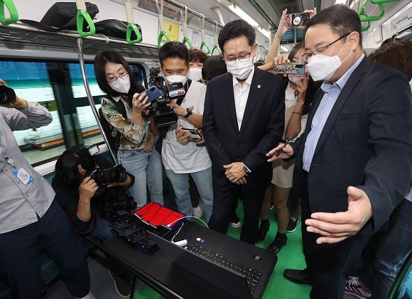 28㎓ 5G 지하철 와이파이 성능개선 실증 착수회에서 조경식 과학기술정보통신부 2차관이 성능 점검을 하고 있다. ⓒ 과기정통부
