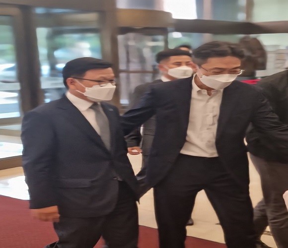 이원덕 우리은행장이 이번 간담회에 참석하기 위해 은행연합회 1층 로비로 입장하고 있다. = 이창희 기자