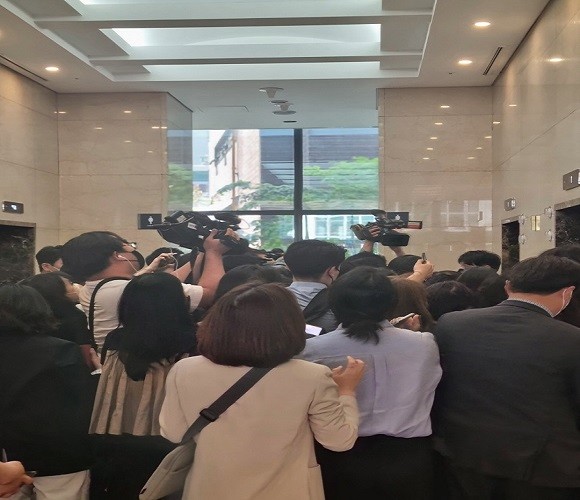 이원덕 우리은행장이 취재진들의 질문을 뒤로한채, 서둘러 간담회 장소로 향하고 있는 모습. = 이창희 기자