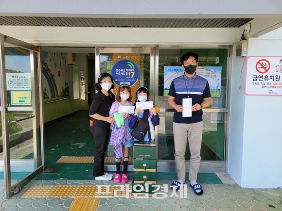 법무부 청소년 범죄예방위원 진주지역협의회 여성분과가 청소년 어린이날응 기념해 기념선물을 전달하고 있다. ⓒ 프라임경제