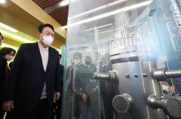 지난해 11월29일 윤석열 대통령 당선인이 오후 대전 대덕연구단지 내 한국원자력연구원을 방문해 소형모듈원자로(SMR)에 대해 설명을 듣고 있다. ⓒ 연합뉴스