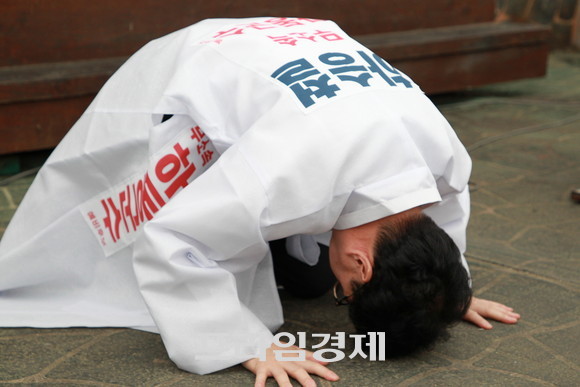 하승철 하동군수 무소속 출마자가 군민들에게 큰절을 하고 지지를 호소하고 있다. ⓒ 프라임경제
