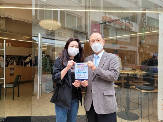 이용규 여수상의회장(오른쪽)이 상인대표와 페이백 행사 홍보물을 들고 기념촬영을 하고 있다. ⓒ 여수상의