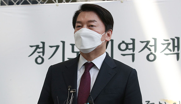 안철수 대통령직인수위원장이 8일 국회 소통관에서 성남 분당갑에 출마하겠다는 뜻을 밝혔다. ⓒ 연합뉴스