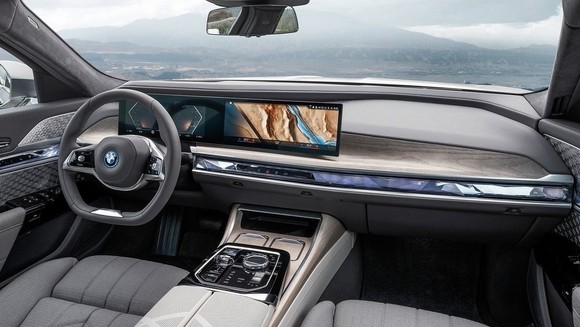 i7의 실내는 조작버튼을 최소화한 BMW 인터렉션 바가 시선을 사로잡으며, 크리스탈 기어노브를 채택해 고급감을 더했다. ⓒ BMW 코리아