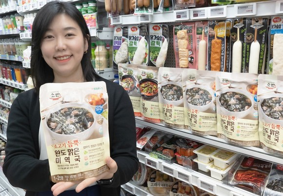 편의점 세븐일레븐에서 나온 자체 HMR 브랜드 '소고기듬뿍 완도맑은미역국' ⓒ 세븐일레븐
