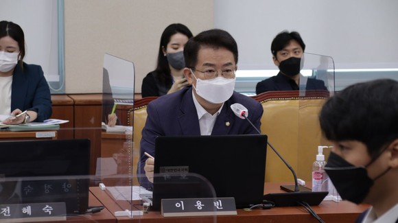 3일 이용빈 의원이 이종호 과기정통부장관 후보 인사청문회 질의에서 "장관후보의 미국 반도체회사 '100만달러 투자'는 이해충돌"이라고 지적하고 있다. ⓒ 프라임경제