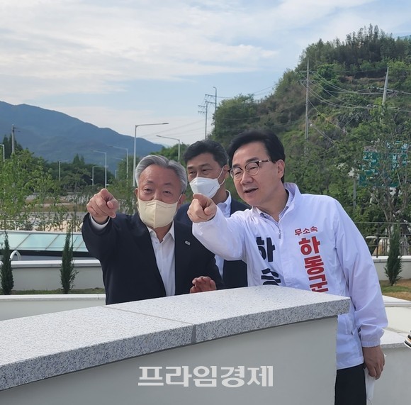 윤상기 하동군수와 하승철 하동군수 무소속 후보가 '이화스마트 복합쉼터' 개장식에서 환담을 나누고 있다. ⓒ 프라임경제