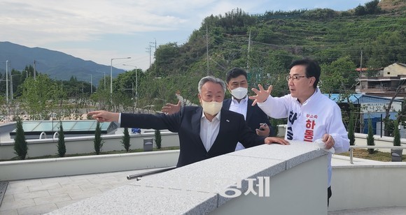 윤상기 하동군수와 하승철 무소속 후보가 하동미래 백년대계를 논의하고 있다. ⓒ 프라임경제