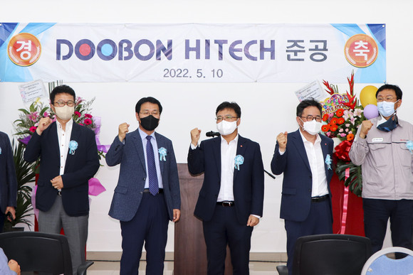10일 두본 말레이시아 공장 현지 준공식 행사 사진. 좌측 두번째부터 이대희 두본 대표, 황진구 롯데케미칼 기초소재사업 대표, 박현철 롯데케미칼타이탄(LC TITAN) 대표. ⓒ 롯데케미칼