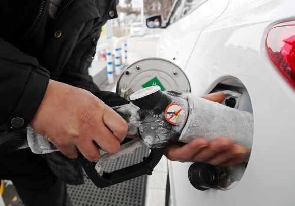 수소법이 시행된 지난 5일 서울에 한 수소충전소에서 수소차량 충전을 하고 있다. ⓒ 연합뉴스