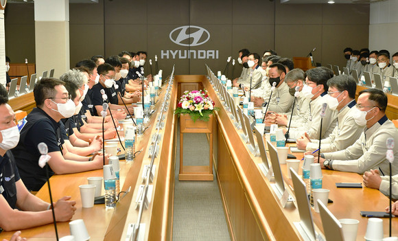 지난 10일 현대차 노사는 울산공장 본관 동행룸에서 2022 단체교섭 상견례를 가졌다. ⓒ 연합뉴스