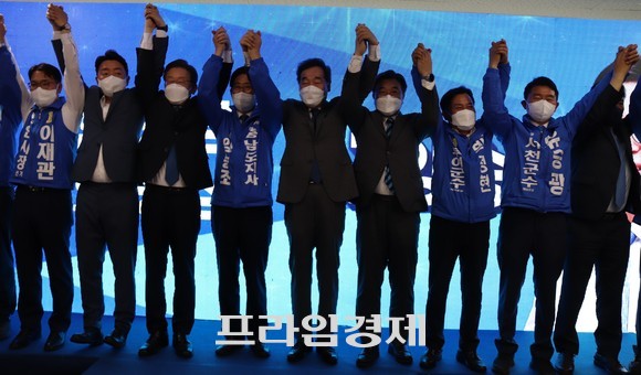 양승조 충남도지사 후보가 선거사무소 개소식에 참석한 이재명 전 대통령 후보와 이낙연 전 국무총리 및 6·1지방선거 출마자들과 함께 기념촬영을 하고 있다. ⓒ 프라임경제