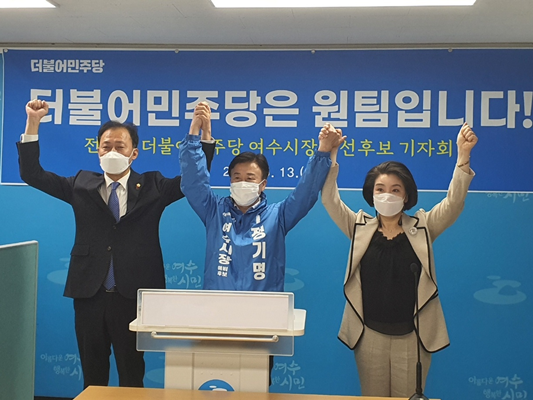 전창곤 여수시의회 의장(왼쪽)이 정기명후보 당선을 위한 원팀을 강조하며 지지를 호소하고 나섰다. ⓒ 정기명 선거사무실