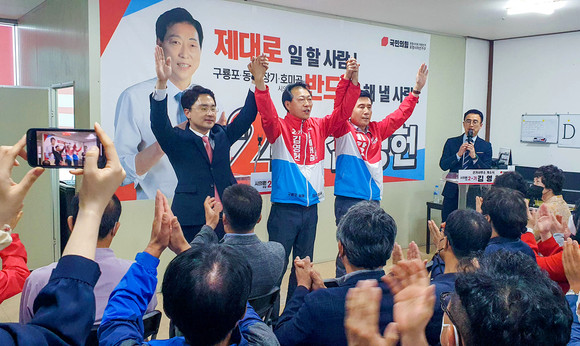 15일 김영헌 포항시의원후보 선거사무소 개소식에서 김병욱 국회의원, 이강덕 포항시장과 함께 필승을 다짐하고 있다. =김진호 기자